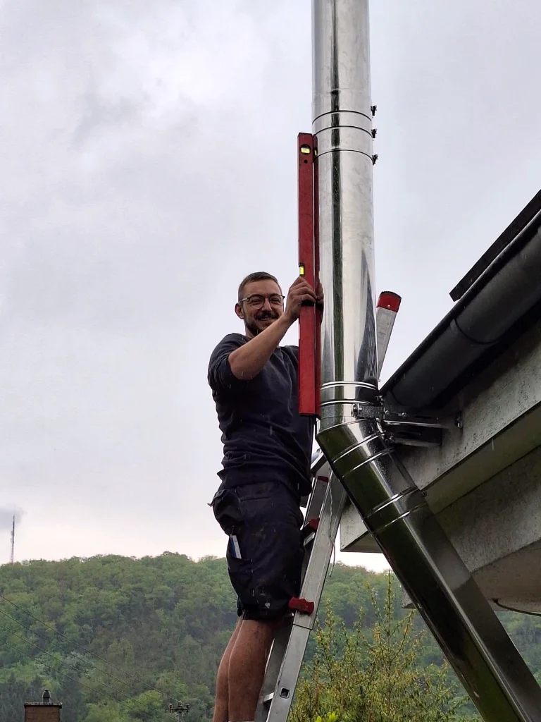 Montage eines Edelstahl-Schornstein